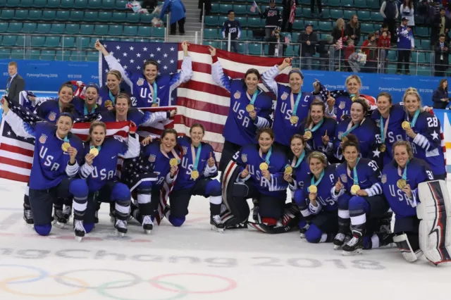 Team Usa Womens Hockey Team Wins Olympic Usa Gold Metal  8X10 Photo W/ Borders