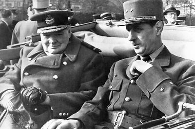 Photo Le Général de Gaulle décore le Général Koenig WW2 
