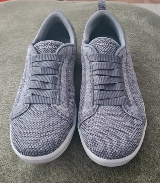 Scarpe da ginnastica/scarpe slip on Skechers in memory foam grigio chiaro taglia 5 UK - indossate una volta