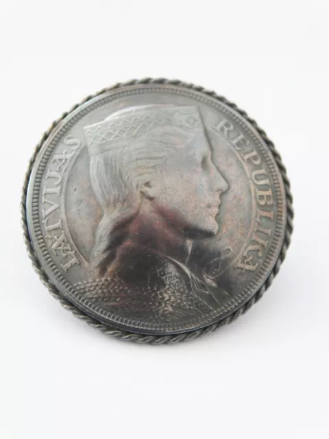 Trachtenschmuck Brosche Vintage aus 5 Lati Münze Lettland Trachtenmädchen