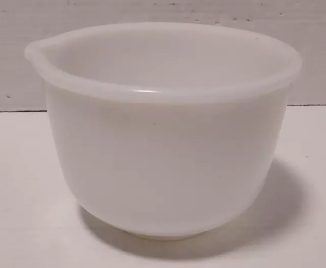 Vintage Made USA Sunbeam Glasbake 5 White Milk Glass 6 in Mixing Bowl Pour Spout