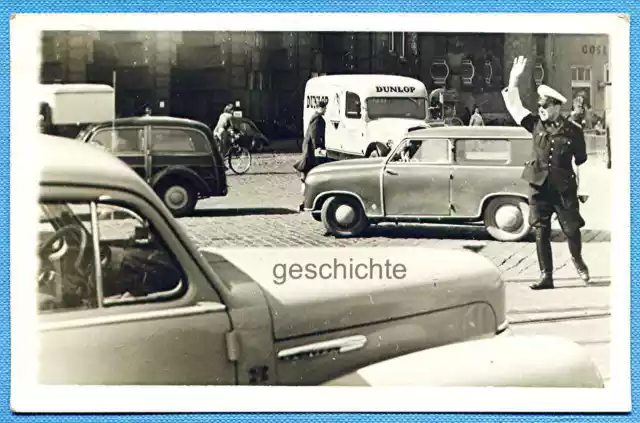 Foto, Hannover, Polizei, Verkehrspolizist regelt den Verkehr, Lloyd Auto,um 1955