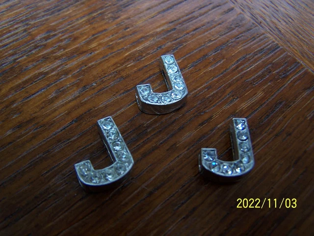 Bouton ancien en strass sur métal argenté en forme de lettre. Lettre J. Réf 406