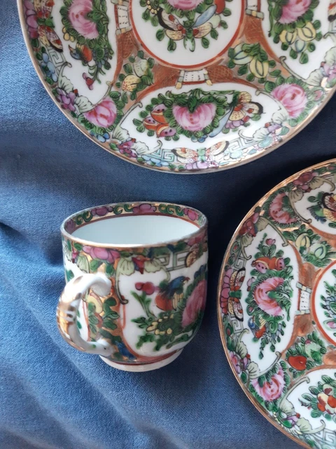 Paris. Tasse en porcelaine à décor de brins fleuris, XIXe