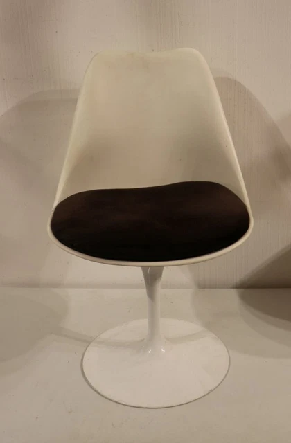 Eero Saarinen (1910-61) - sedia design tulipani - colori crema - versione tubero Eero Saarinen (1910-61) - sedia design tulipani - colori crema - versione tubero