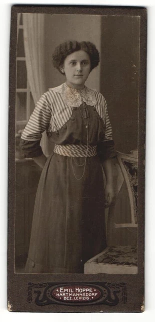 Fotografie Emil Hoppe, Hartmannsdorf, Portrait brünettes Fräulein im bestickten
