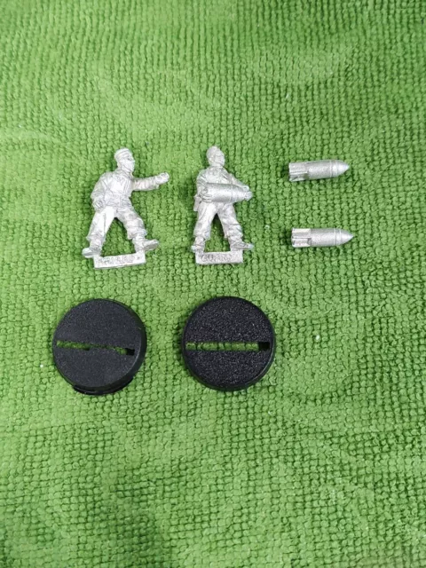Warhammer 40k Imperial Guard Basilisk Artillery Crew and shells Astra Militarum