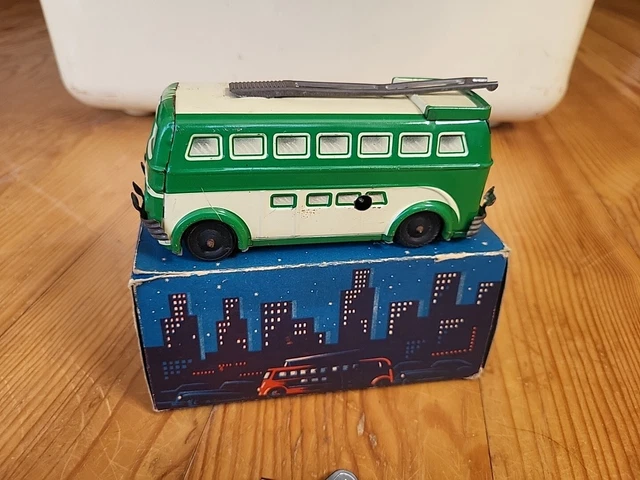 Joustra, trolley bus Gare-Mairie mécanique, en tôle peinte verte et