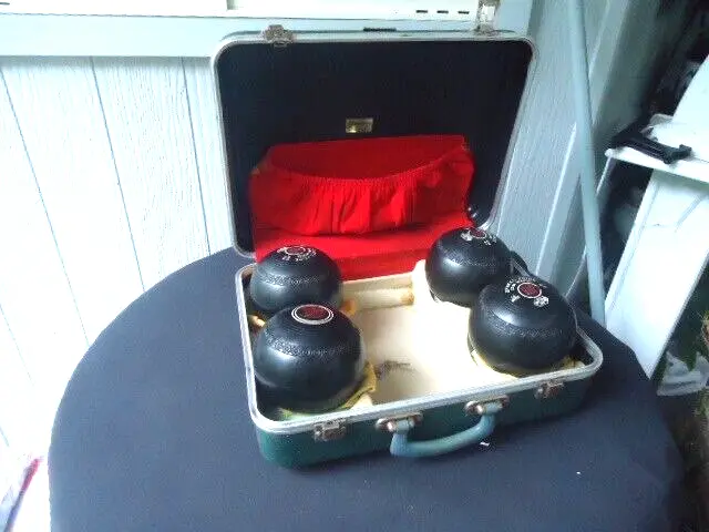 set lawn bowls size 4 heavy  drakes pride and hard shell bag case