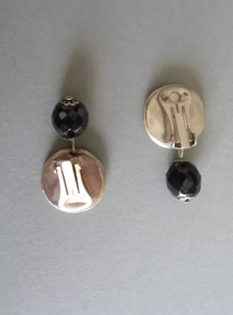 Magnifique paire de clips vintage métal argenté et perle en verre noire facetté 3