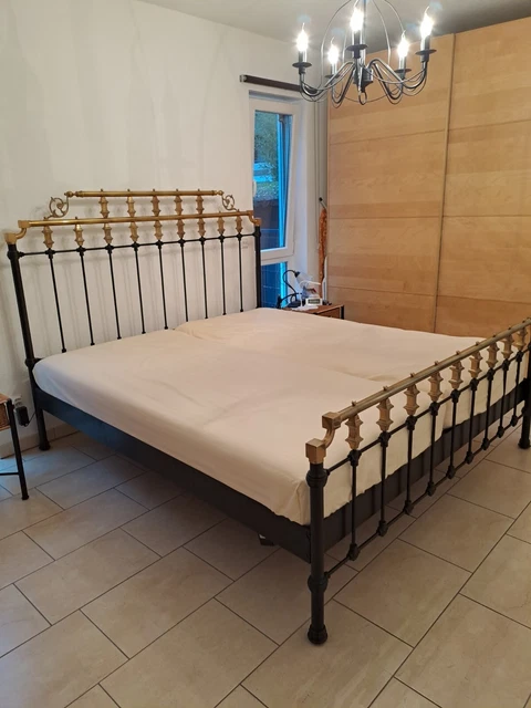 Antikes spanisches Metallbett um 1900