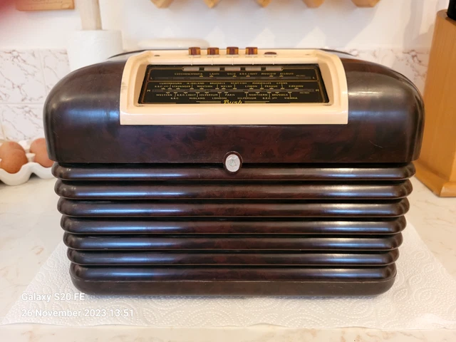 Vintage BUSH Radio Model Type DAC.10 Lights Up Serial No.62/85493  Bakelite Case