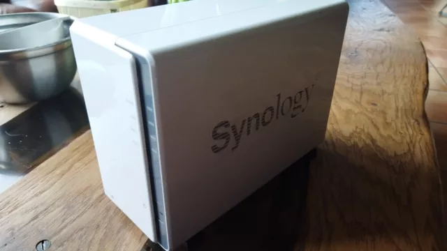 Synology DiskStation DS213J Boîtier NAS à 2 BaieS avec 2 disques 3TO