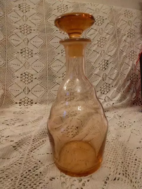carafe  ancienne en verre rose avec  son  bouchon