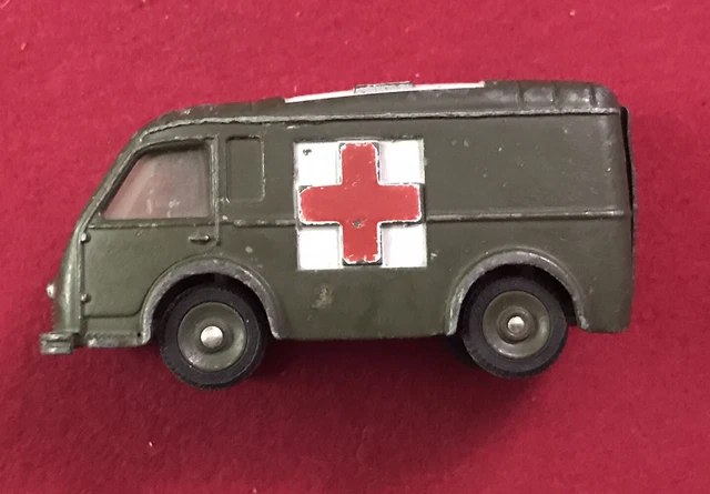 Ancien Jouet Militaire Dinky Toys Renault Ambulance Carrier 2ème Version - NEUVE