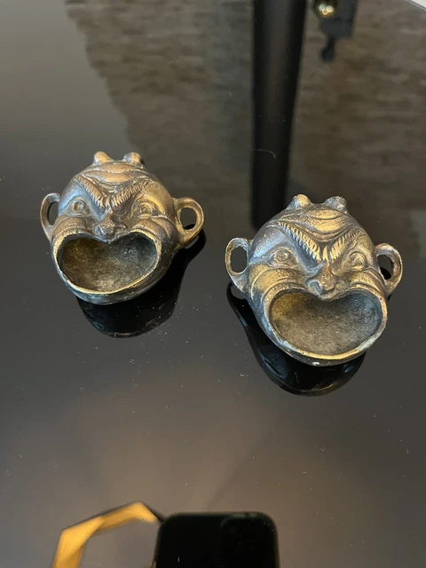 Rare pair anciennes lampes à huile en têtes de diables, BRONZE.