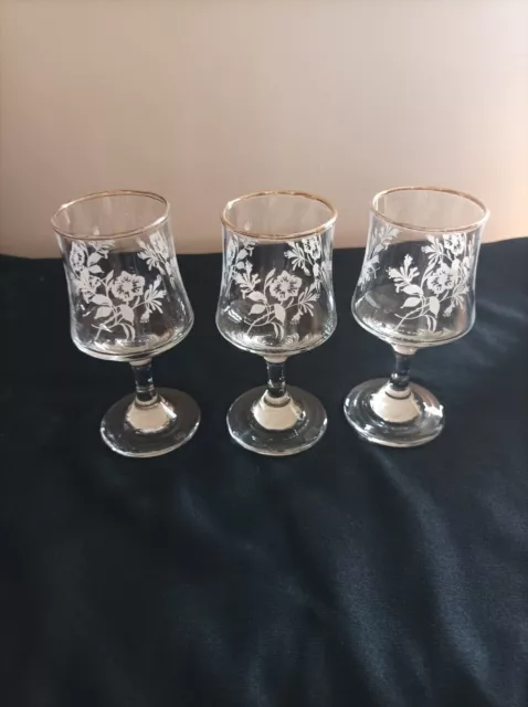 Vintage - White Flower Decoration with Gold Coloured Rim - Sherry Glass   x 3