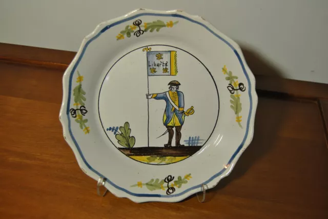 Assiette ancienne faience révolutionnaire 19 siècle liberté soldat porte drapeau