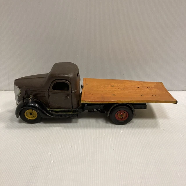 Jouets anciens en tôle (D'occasion) à Delémont pour CHF 550 - avec Jouets anciens en tôle (D'occasion) à Delémont pour CHF 550 - avec