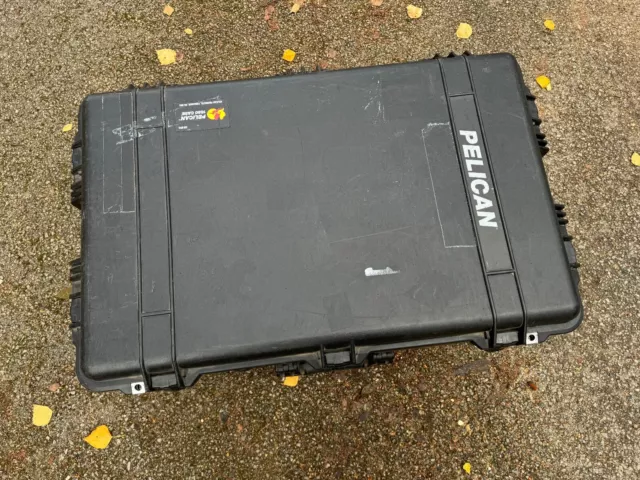 Peli 1650 case w/ lid foam retractable handle, wheels, watertight.