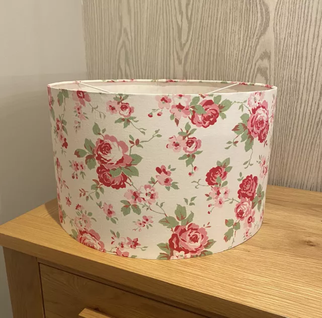 Handgefertigter Lampenschirm Cath Kidston weiß Blumenmuster Rosali Ikea Stoff, verschiedene Größen