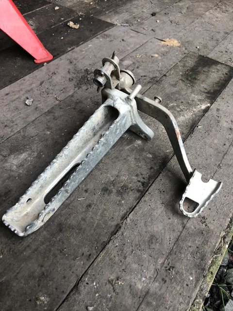 PLATINE REPOSE PIED AVANT DROITE AVEC PEDALE DE FREIN 250 300 smc barrossa