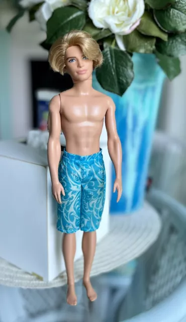 2009 Barbie Fashionista KEN Doll Rooted Blonde Hair Blue Eyes Straight Arms