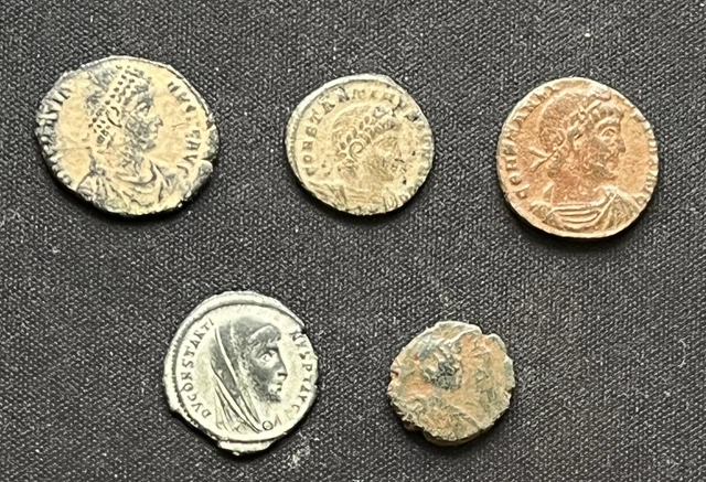 Lot de 5 monnaies romaines du 4ème siècle (3) Lot de 5 monnaies romaines du 4ème siècle (3)