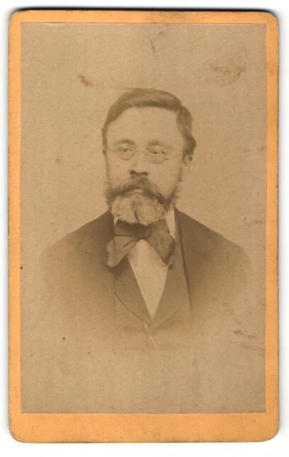 Fotografie unbekannter Fotograf und Ort, Portrait bürgerlicher Herr mit Brille