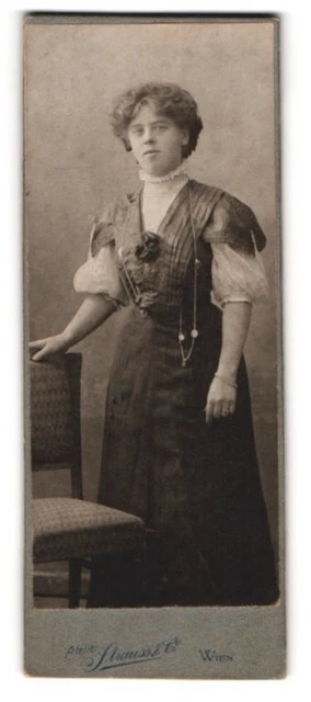 Fotografie Atelier Strauss & Co., Wien, Kohlmarkt 5, Mädchen im verzierten Rüsc