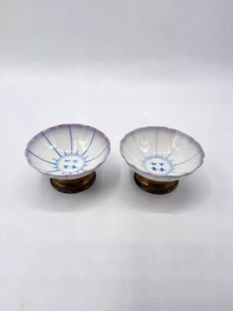 Paire de coupelles en porcelaine formant fleurs et laiton doré Chine début XXème