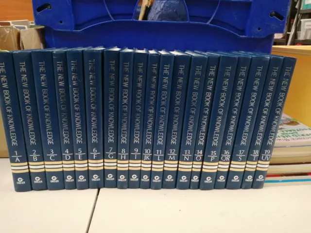 NEW BOOK OF KNOWLEDGE Modern Encyclopaedias by GROLIER of USA Volumes 1-19 VGC