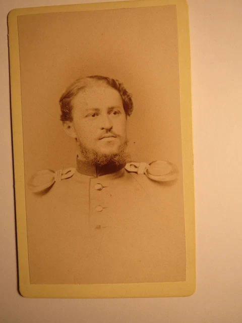 Regensburg - Soldat mit Bart in Uniform - Epauletten - Offizier KB IR 11 / CDV