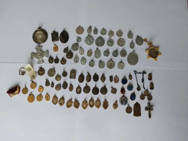 Lot de 90 médailles religieuses anciennes et récentes diverses matières