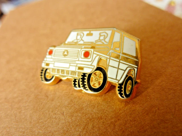PINS AUTOMOBILE MERCEDES Cabriolet / Signé Arthus
