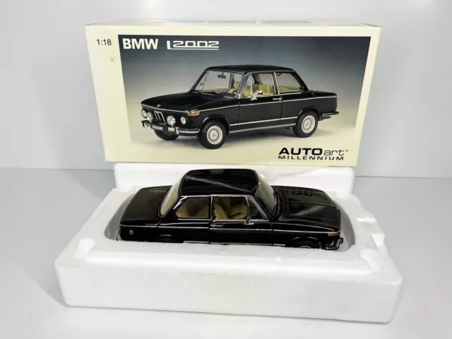 1:18 - AutoArt - 70503 BMW 2002 L Black Closed Box // VO 5 319