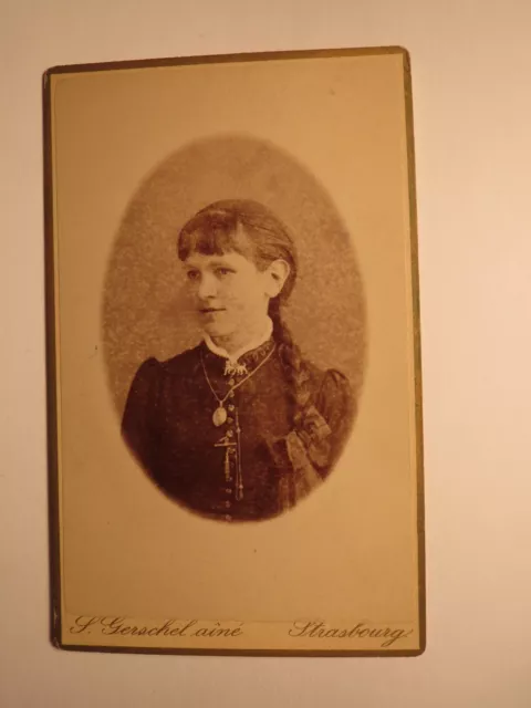 Straßburg / Stasbourg - Mädchen mit Zopf und Medaillon - Portrait / CDV
