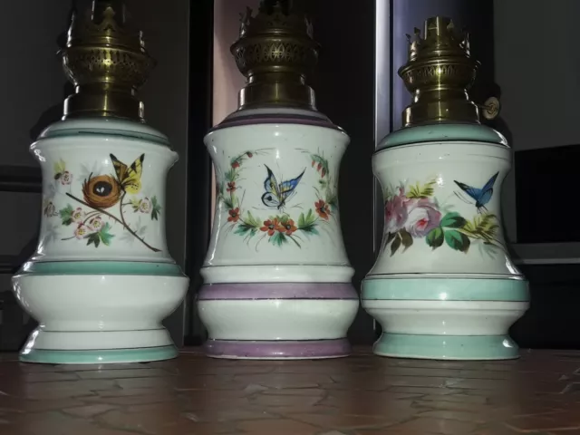 Beau Lot Lampe à pétrole Thème aux Papillons Porcelaine Valentine Fin XIX ème.