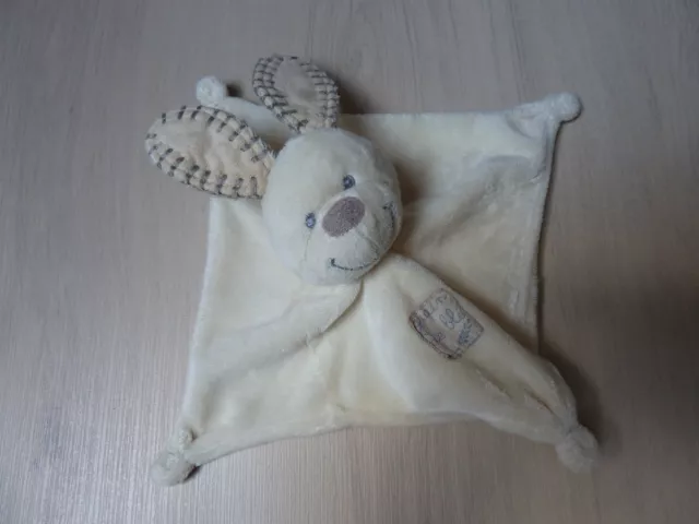 25- Doudou Plat Carre Grain De Ble Lapin Ecru Blanc Brode En Gris  - Ttbe