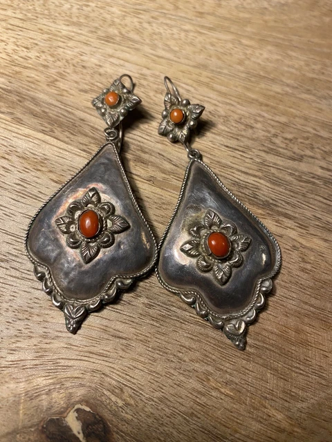 Boucles d'oreilles pendantes en argent massif 92,5 / légères à repousser / poinçonnées 92,5 / poids 7 g - France