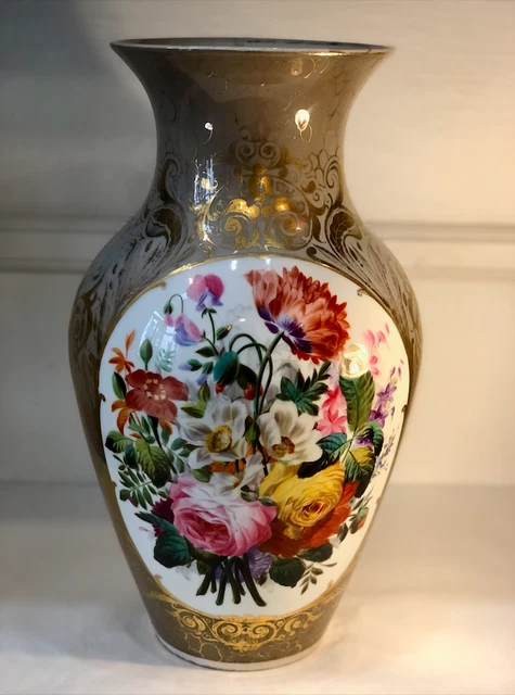 Vase balustre en porcelaine de Paris, décor polychrome de fleurs. Louis Philippe