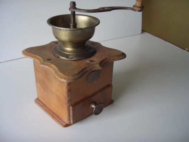 kaffeemühle antik mit offenem Trichter