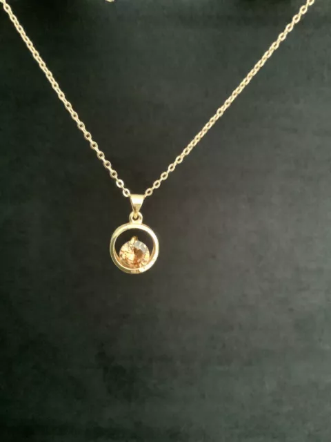 Collier chaîne rempli d'or 18 carats avec pendentif rond en cristal Swarovski