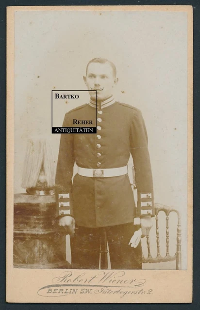 Foto ca 1900 Berlin Garde-Soldat in Uniform + Pickelhaube-Preussen u Paradebusch