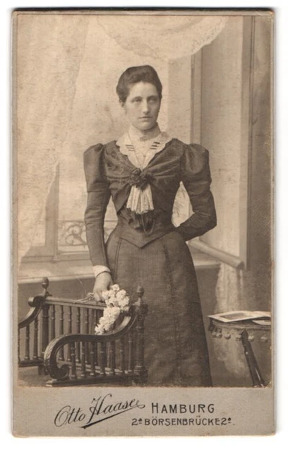 Fotografie Otto Haase, Hamburg Börsenbrücke 2a, junge Elegante Dame mit Flieder