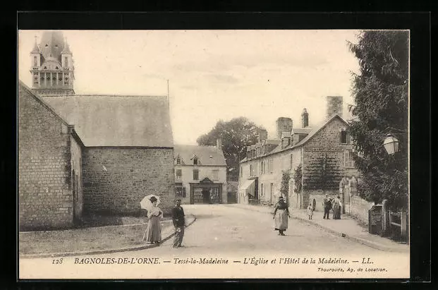 CPA Tessé-la-Madeleine, L´Eglise et l´Hotel de la Madeleine