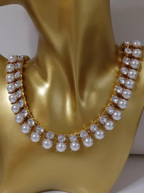 Oscar de la Renta-Collier de perles ras de cou avec des cristaux scintillants.