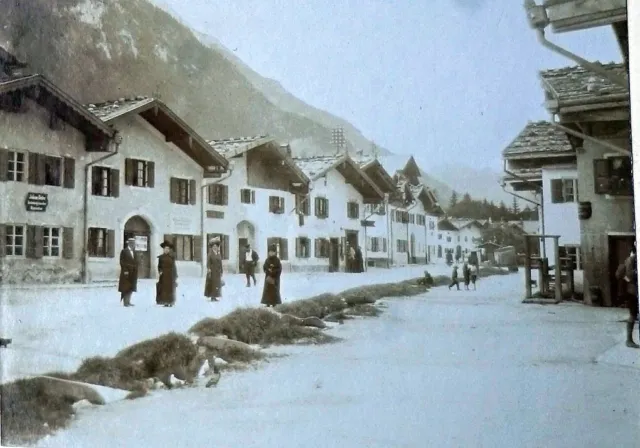 1912 Mittenwald feine Leute in menschenleerer Innsbrucker Straße  Foto