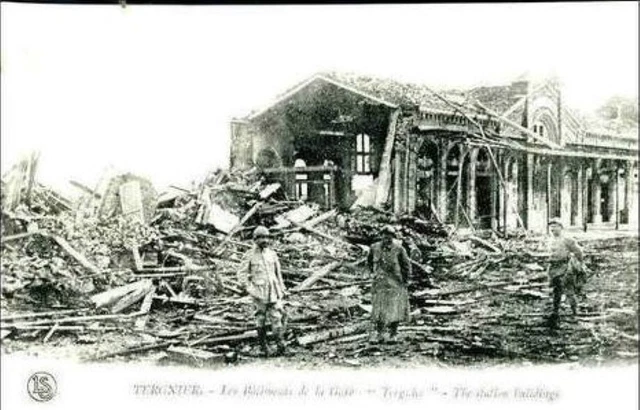 K73 / Dept 02 Cpa Tergnier Les Batiments De La Gare Anime Militaires