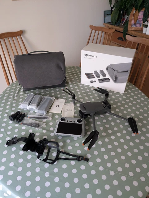 DJI MAVIC 3 Classic drone with RC controller and Fly More Kit £720.70 ...